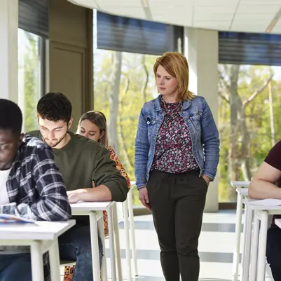 Studenten maken examen (met surveillance) Studenten maken examen (met surveillance)