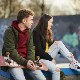 CitoLab - twee leerlingen met skateboard CitoLab - twee leerlingen met skateboard