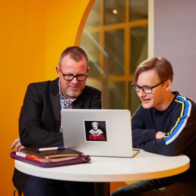 Cito volgsysteem VO - docent bespreekt resultaten met leerling Cito volgsysteem VO - docent bespreekt resultaten met leerling