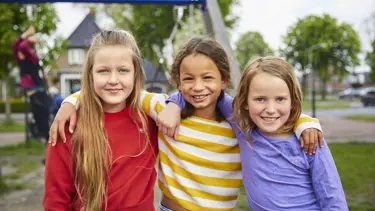 Leerlingen primair onderwijs op het schoolplein Leerlingen primair onderwijs op het schoolplein