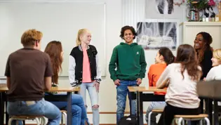 Cito volgsysteem VO - twee leerlingen presenteren voor klas Cito volgsysteem VO - twee leerlingen presenteren voor klas