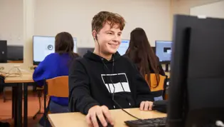 Leerling voortgezet onderwijs achter de computer Leerling voortgezet onderwijs achter de computer