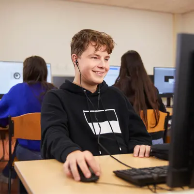 Leerling voortgezet onderwijs achter de computer Leerling voortgezet onderwijs achter de computer