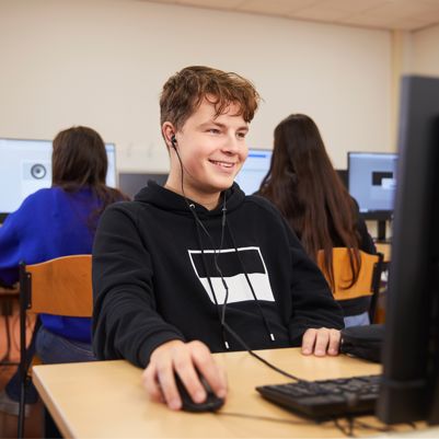 Leerling voortgezet onderwijs achter de computer