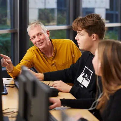 Leerlingen voortgezet onderwijs achter de computer Leerlingen voortgezet onderwijs achter de computer