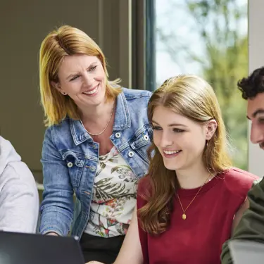 Docent in gesprek met studenten Docent in gesprek met studenten