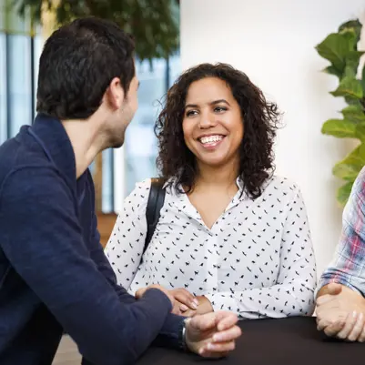 Studenten kletsen binnen met elkaar Studenten kletsen binnen met elkaar