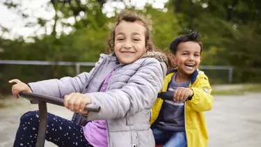 Leerlingen primair onderwijs op het schoolplein Leerlingen primair onderwijs op het schoolplein