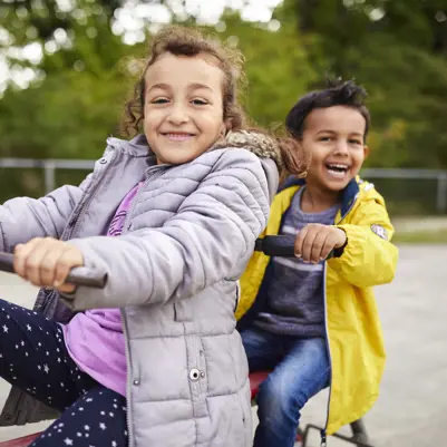Leerlingen primair onderwijs op het schoolplein Leerlingen primair onderwijs op het schoolplein