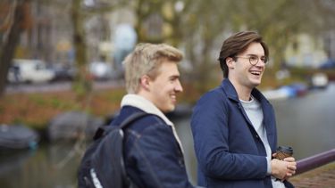 CitoLab - twee studenten op brug CitoLab - twee studenten op brug