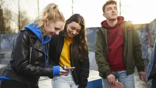 CitoLab - drie leerlingen met telefoon en skateboard CitoLab - drie leerlingen met telefoon en skateboard