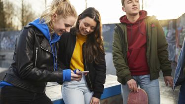 CitoLab - drie leerlingen met telefoon en skateboard