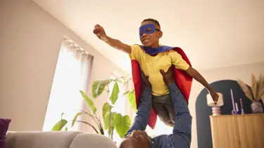 Vader speelt superman met kind Vader speelt superman met kind