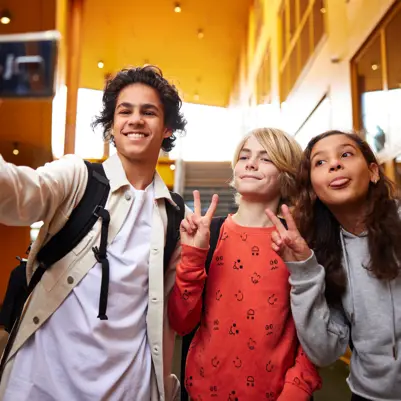 Cito volgsysteem VO - drie leerlingen maken een selfie Cito volgsysteem VO - drie leerlingen maken een selfie