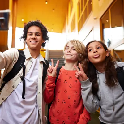 Cito volgsysteem VO - drie leerlingen maken een selfie Cito volgsysteem VO - drie leerlingen maken een selfie